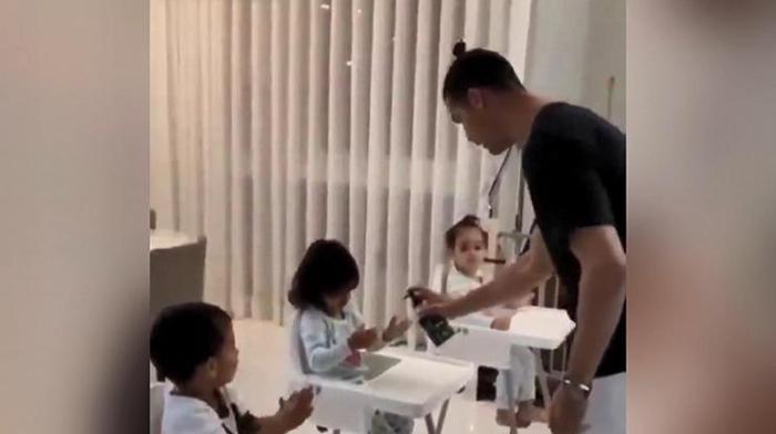 Cristiano Ronaldo çocuklarına hijyen eğitimi veriyor