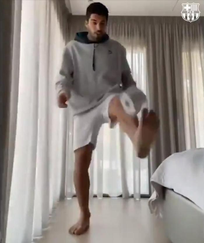 Luis Suarez ve Lionel Messiden Tuvalet kağıdı sektirme