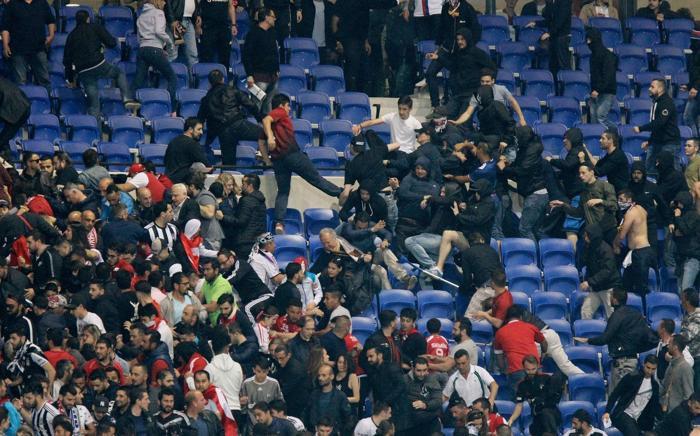 Lyon-Beşiktaş maçında olaylar büyüdü Taraftarlar sahaya indi