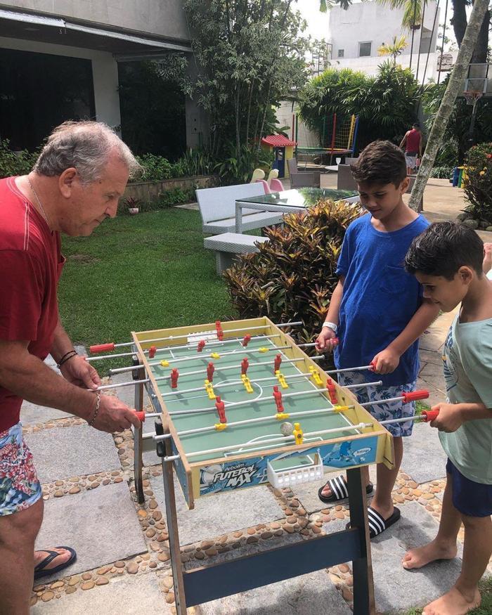 Zico torunları ile oynuyor