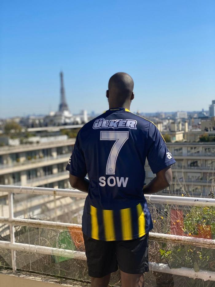 Sow çubuklu formayı giydi ve