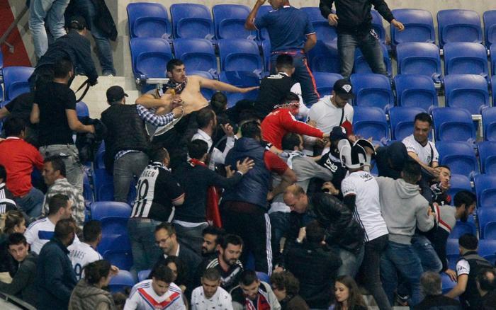 Lyon-Beşiktaş maçında olaylar büyüdü Taraftarlar sahaya indi
