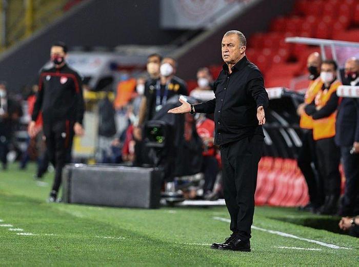 Son dakika: Yıldız futbolcudan Galatasaray - Trabzonspor maçında Terime isyan