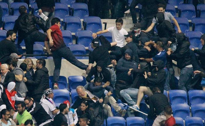 Lyon-Beşiktaş maçında olaylar büyüdü Taraftarlar sahaya indi