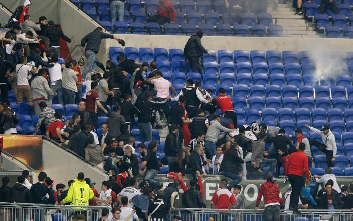 Lyon-Beşiktaş maçında olaylar büyüdü Taraftarlar sahaya indi
