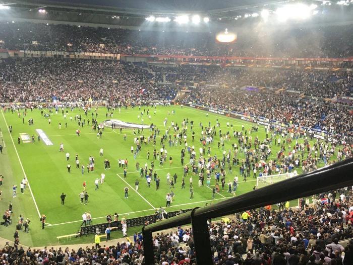 Lyon-Beşiktaş maçında olaylar büyüdü Taraftarlar sahaya indi