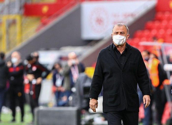 Son dakika: Yıldız futbolcudan Galatasaray - Trabzonspor maçında Terime isyan