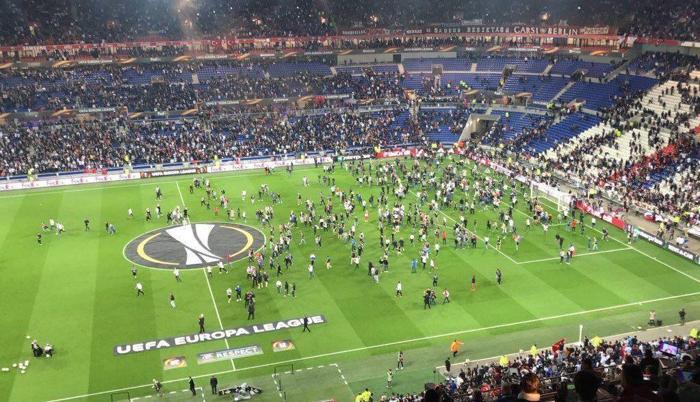 Lyon-Beşiktaş maçında olaylar büyüdü Taraftarlar sahaya indi