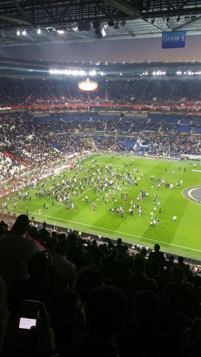 Lyon-Beşiktaş maçında olaylar büyüdü Taraftarlar sahaya indi