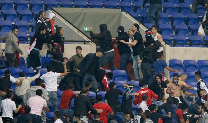 Lyon-Beşiktaş maçında olaylar büyüdü Taraftarlar sahaya indi