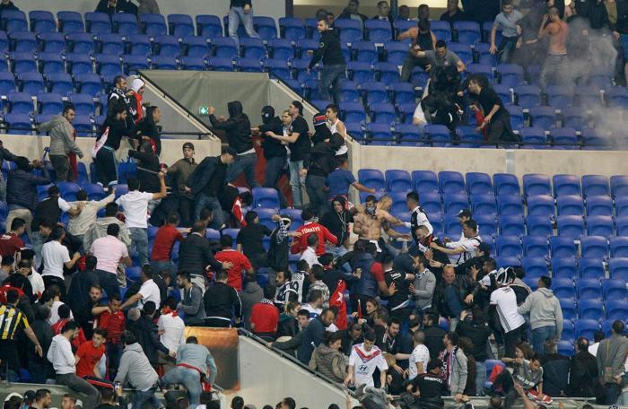 Lyon-Beşiktaş maçında olaylar büyüdü Taraftarlar sahaya indi