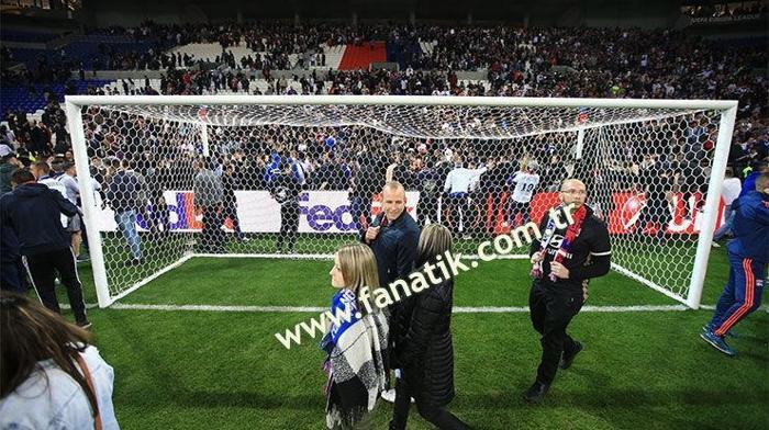 Lyon-Beşiktaş maçında olaylar büyüdü Taraftarlar sahaya indi