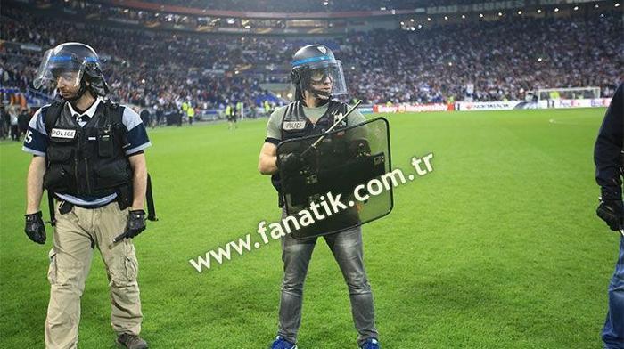 Lyon-Beşiktaş maçında olaylar büyüdü Taraftarlar sahaya indi
