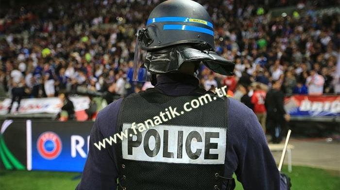 Lyon-Beşiktaş maçında olaylar büyüdü Taraftarlar sahaya indi