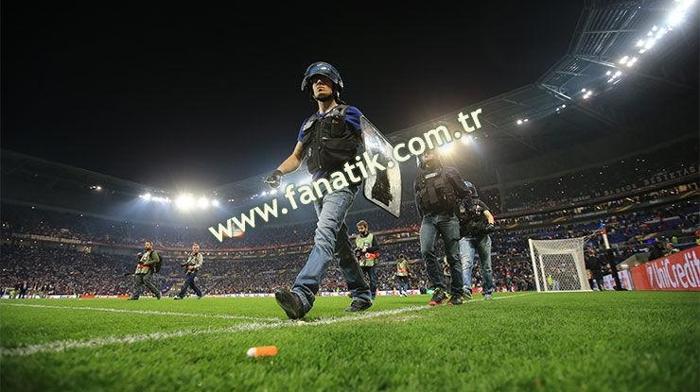 Lyon-Beşiktaş maçında olaylar büyüdü Taraftarlar sahaya indi