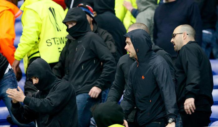 Lyon-Beşiktaş maçında olaylar büyüdü Taraftarlar sahaya indi