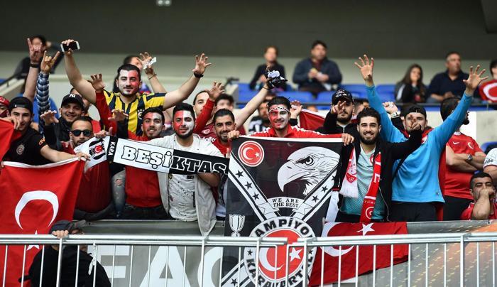 Lyon-Beşiktaş maçında olaylar büyüdü Taraftarlar sahaya indi