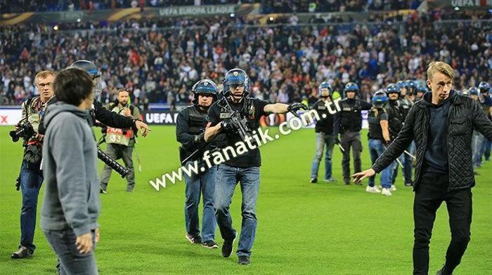 Lyon-Beşiktaş maçında olaylar büyüdü Taraftarlar sahaya indi
