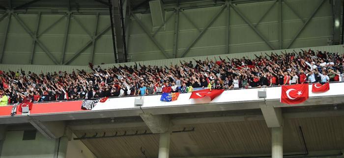 Lyon-Beşiktaş maçında olaylar büyüdü Taraftarlar sahaya indi