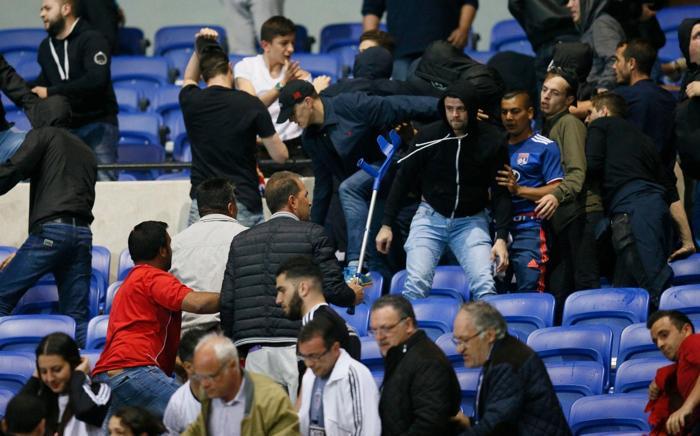 Lyon-Beşiktaş maçında olaylar büyüdü Taraftarlar sahaya indi