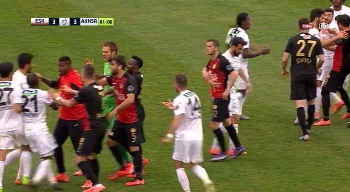 Eskişehir-Akhisar maçında gerginlik