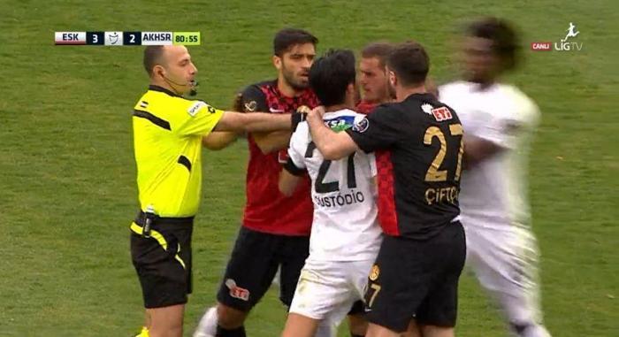 Eskişehir-Akhisar maçında gerginlik