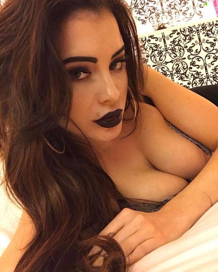 Carla Howe sevgilisiyle buluşmaya giderken görüntülendi