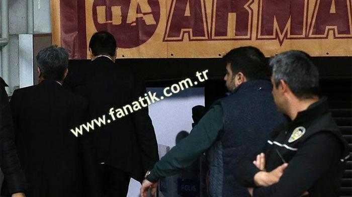 Taraftarlar ile Ergin Ataman arasında gerilim