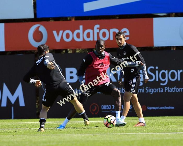 Beşiktaşta Cenk Tosun antrenmanda gol şov yaptı