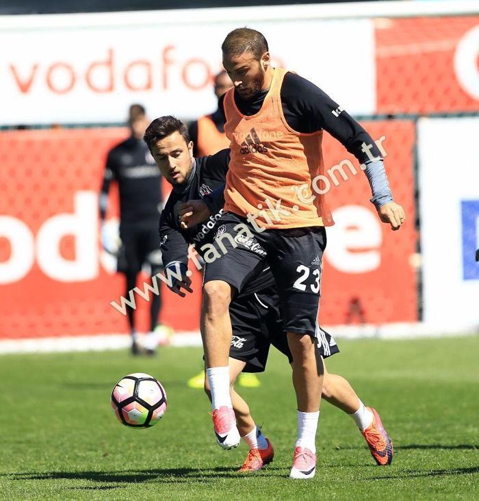 Beşiktaşta Cenk Tosun antrenmanda gol şov yaptı