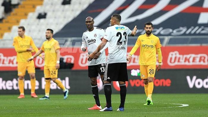 Beşiktaş-Ankaragücü maçında Vida ile Welinton arasında kısa süreli tartışma