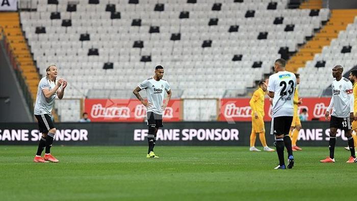 Beşiktaş-Ankaragücü maçında Vida ile Welinton arasında kısa süreli tartışma