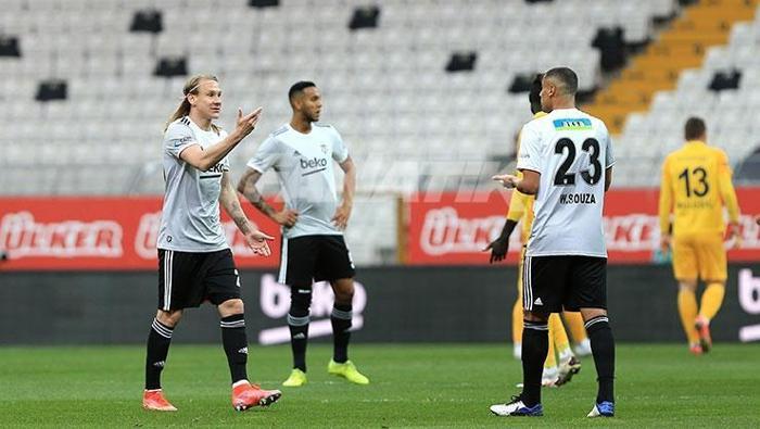 Beşiktaş-Ankaragücü maçında Vida ile Welinton arasında kısa süreli tartışma