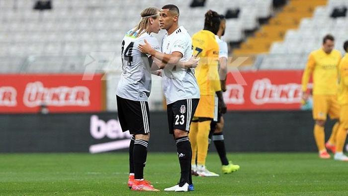 Beşiktaş-Ankaragücü maçında Vida ile Welinton arasında kısa süreli tartışma