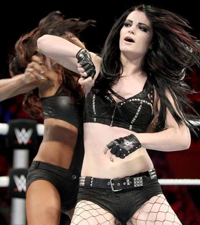 Seks kasedi internete sızan Paige ringlere geri dönüyor