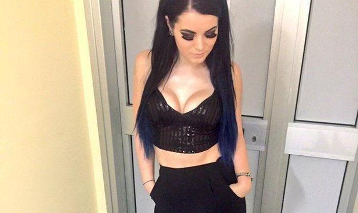 Seks kasedi internete sızan Paige ringlere geri dönüyor