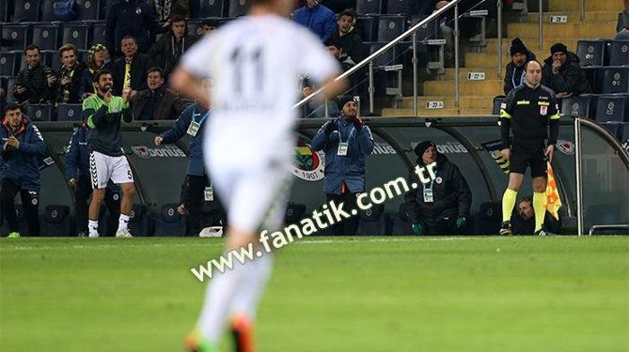Gol anında Aykut Kocamandan ilginç tepki