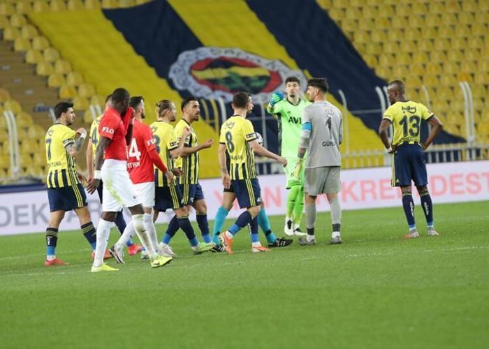 Sosyal medyada Caner Erkinin Altay Bayındıra gol sevincindeki hareketi olay oldu Açıklama geldi