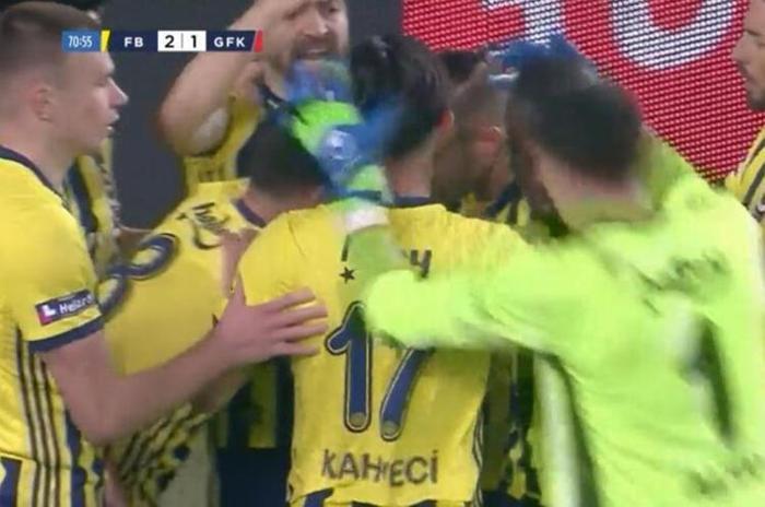 Sosyal medyada Caner Erkinin Altay Bayındıra gol sevincindeki hareketi olay oldu Açıklama geldi