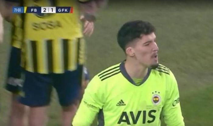 Sosyal medyada Caner Erkinin Altay Bayındıra gol sevincindeki hareketi olay oldu Açıklama geldi