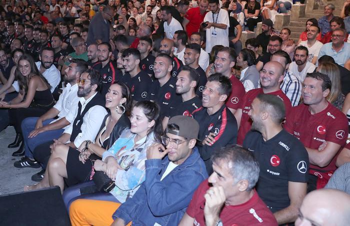 A Milli Takım, Oğuzhan Koçun konserini izledi