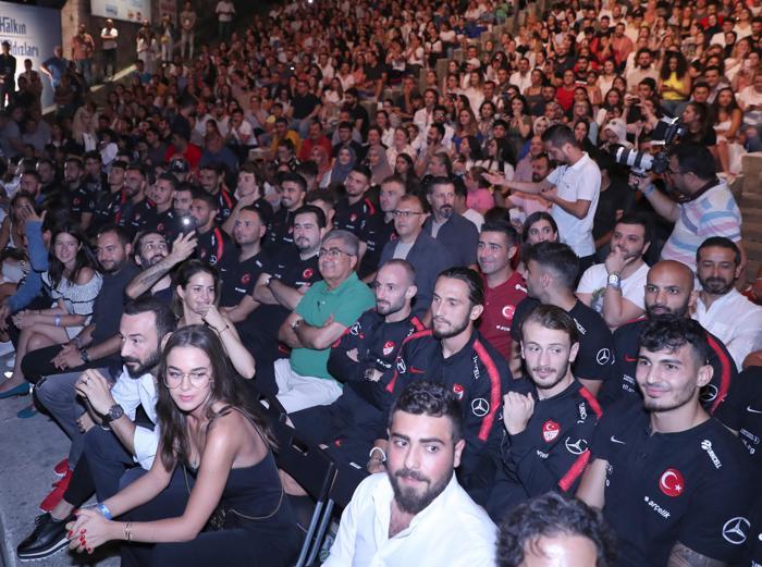A Milli Takım, Oğuzhan Koçun konserini izledi