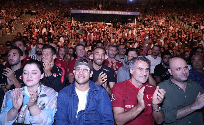 A Milli Takım, Oğuzhan Koçun konserini izledi