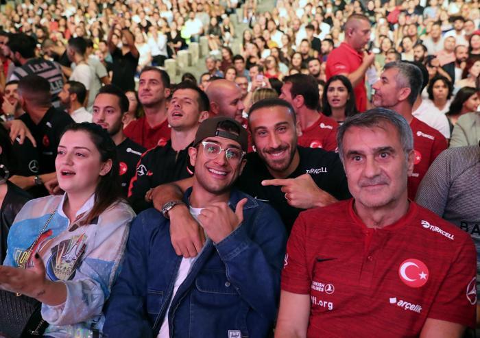 A Milli Takım, Oğuzhan Koçun konserini izledi