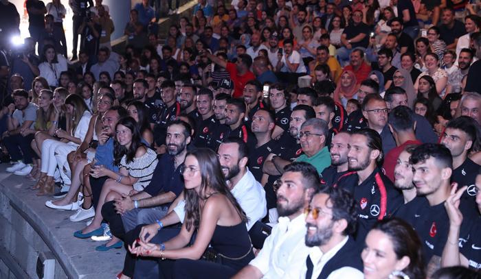 A Milli Takım, Oğuzhan Koçun konserini izledi