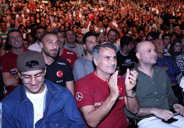 A Milli Takım, Oğuzhan Koçun konserini izledi
