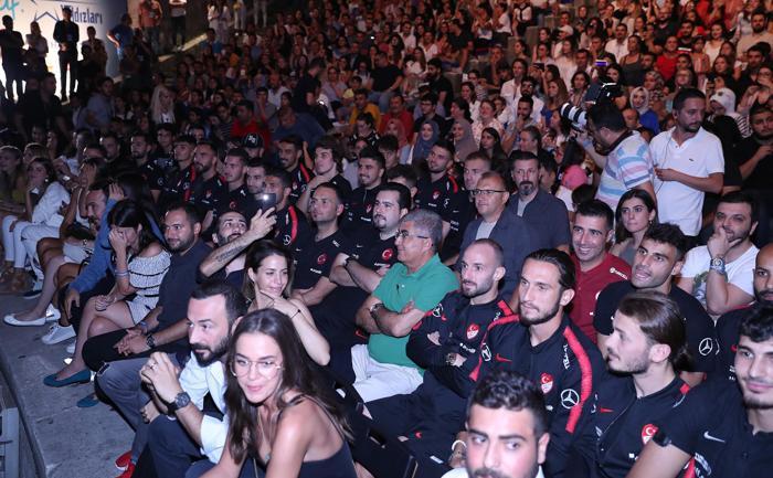 A Milli Takım, Oğuzhan Koçun konserini izledi
