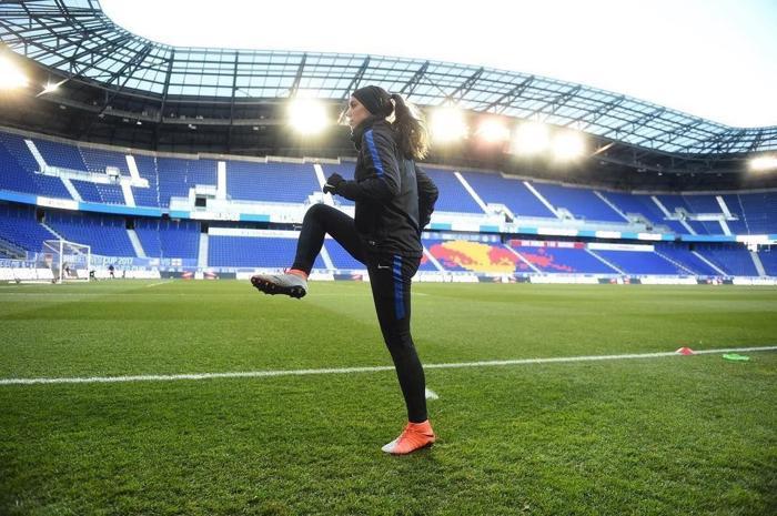Güzel futbolcu Alex Morgan bikini çekimlerinde...