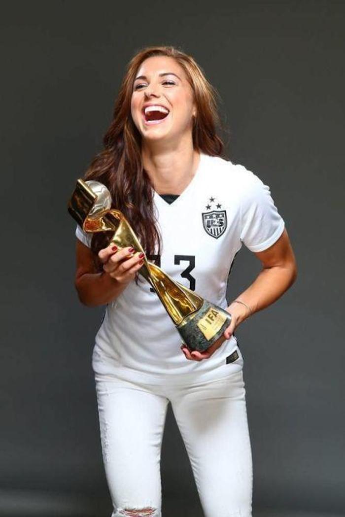 Güzel futbolcu Alex Morgan bikini çekimlerinde...