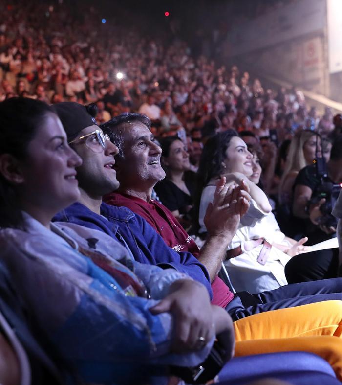 A Milli Takım, Oğuzhan Koçun konserini izledi
